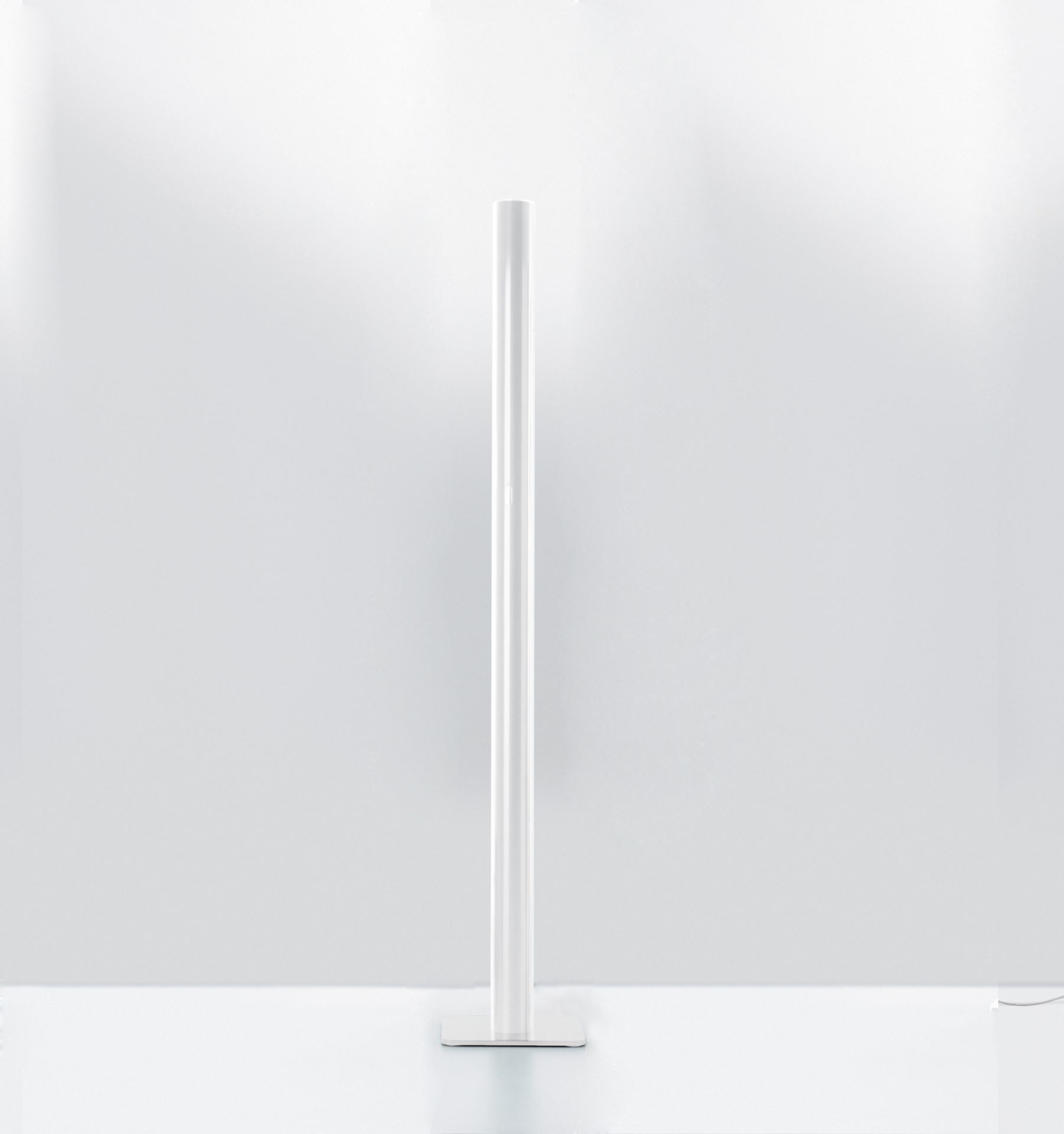 Weiße Ilio LED Stehleuchte von Artemide, minimalistisches Design, moderne Beleuchtung für Wohnräume.